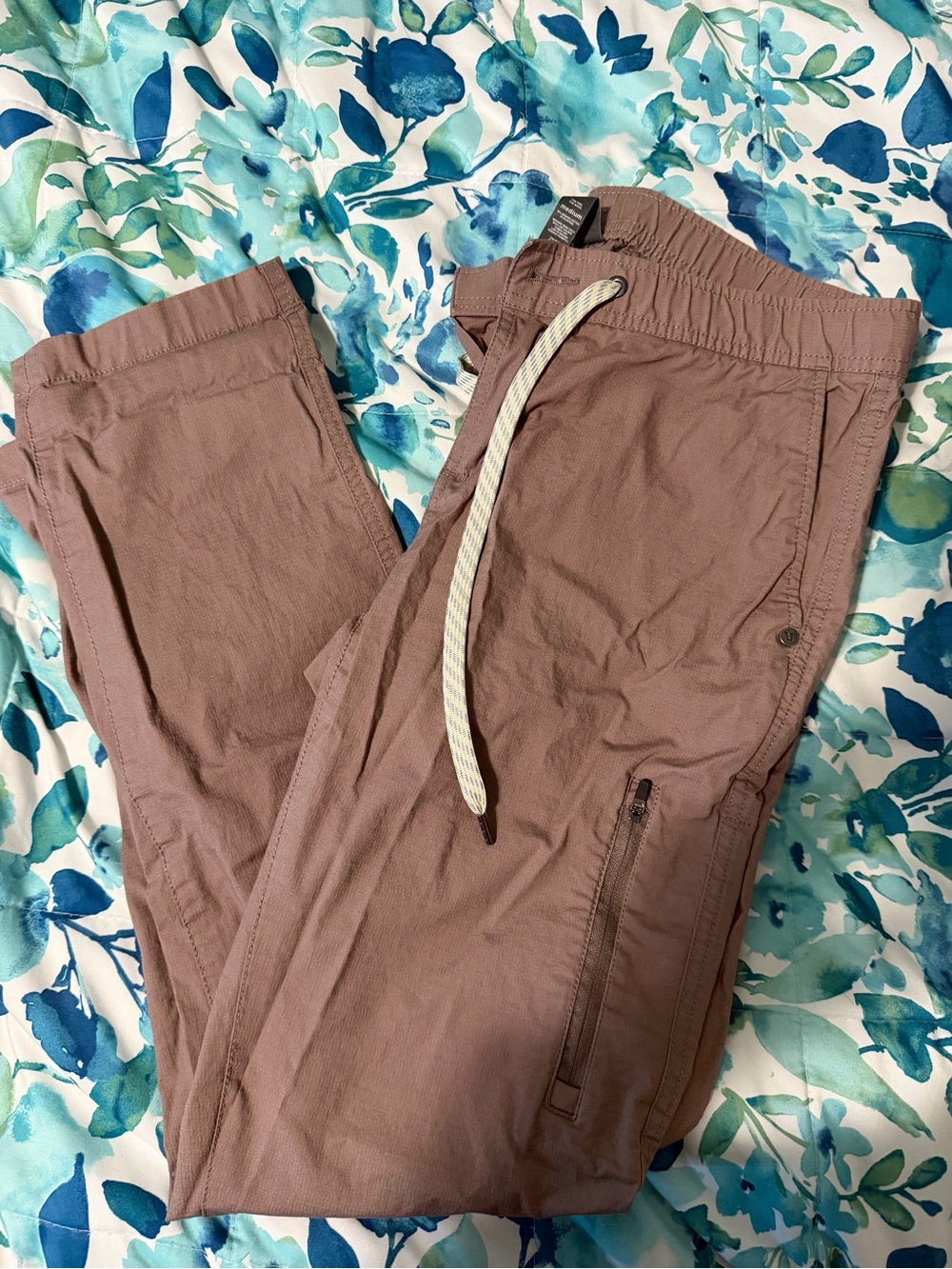Woman’s Vuori ripstop Pants in Mauve Brown